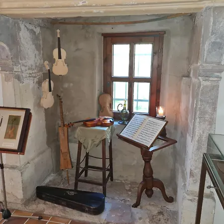 Grosse 160qm In Einzigartigem Historischen 700 Jahre Altem Gebaeude *
